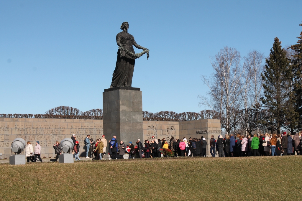 Торжественно-траурная церемония возложения цветов памятникам жертв нацистского геноцида.