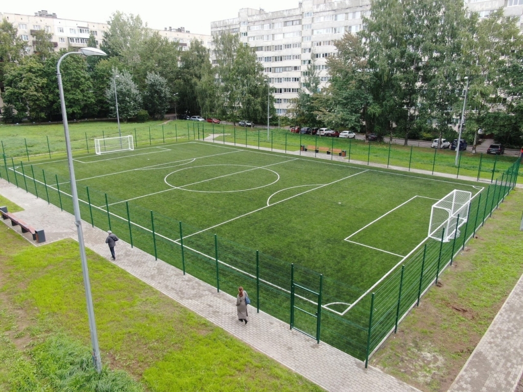 На проспекте Культуры появилось современное футбольное поле 