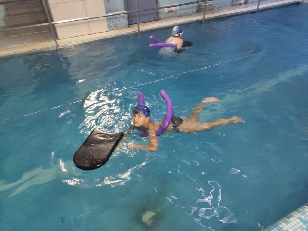Местной администрацией МО МО Северный возобновлены занятия детей в бассейне.