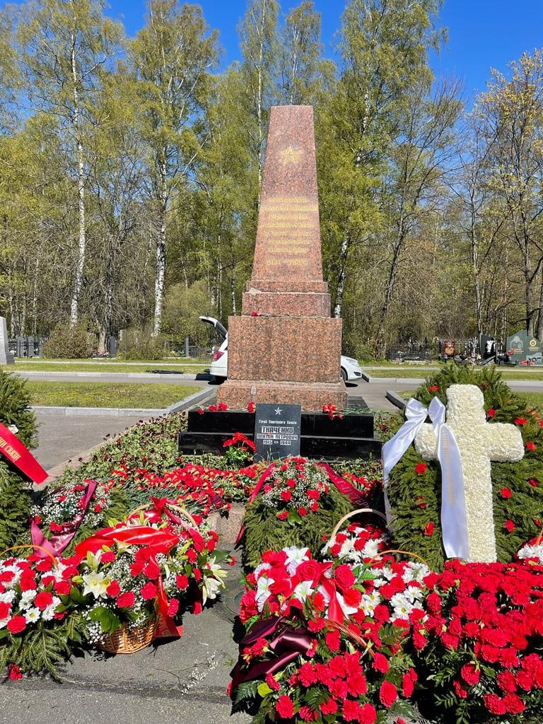 Возложение цветов на Богословском кладбище.