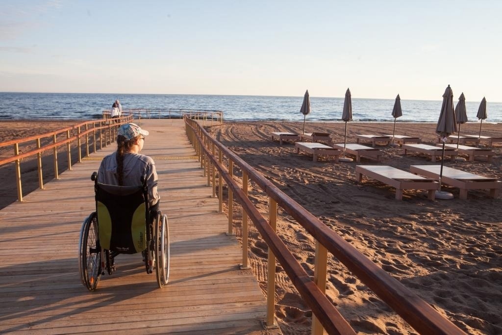 Пляж Ласковый в поселке Солнечное ждёт маломобильных отдыхающих 