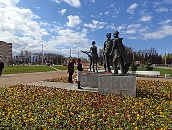 Торжественная церемония возложения цветов к памятнику "Дети войны", посвященная 75-й годовщине Победы советского народа в Великой Отечественной войне 1941 - 1945 годов.
