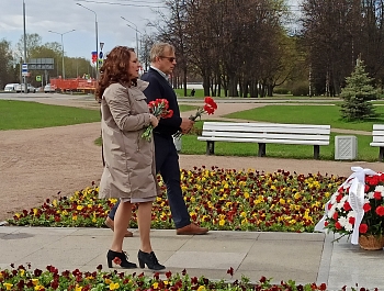 Торжественная церемония возложения цветов к памятнику "Дети войны", посвященная 75-й годовщине Победы советского народа в Великой Отечественной войне 1941 - 1945 годов.