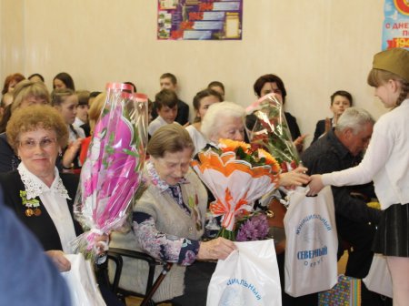Ученики школы № 692 поздравили ветеранов с праздником