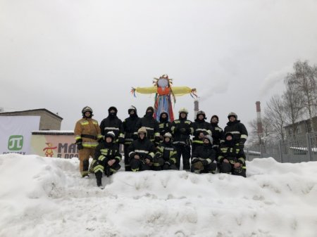 Петербургские спасатели приняли участие в масленичном флешмобе
