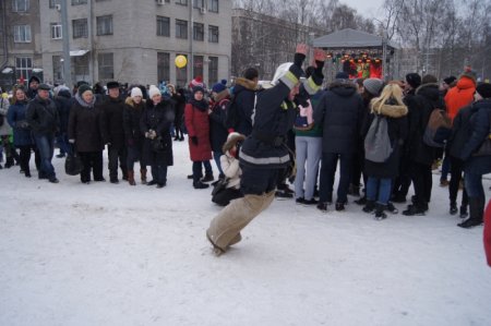 Петербургские спасатели приняли участие в масленичном флешмобе