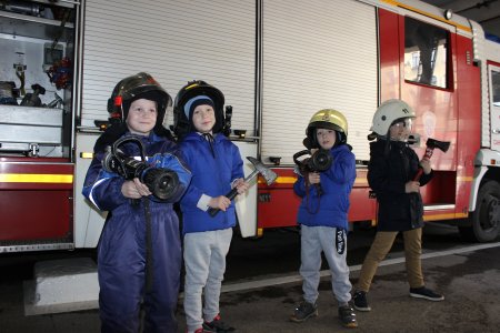 Детский сад №48 Калининского района познакомился с профессией "Пожарный".