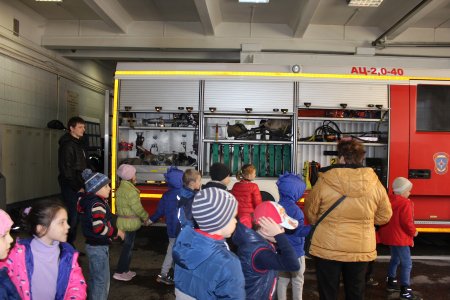Детский сад №48 Калининского района познакомился с профессией "Пожарный".
