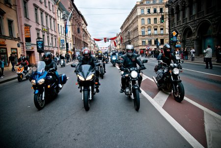 Внимание, Госавтоинспекция обращает внимание всех участников дорожного движения - на дорогах люди на мотоциклах