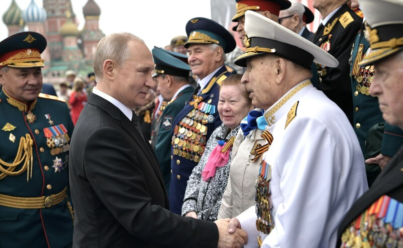 Владимир Путин объявил о переносе парада Победы