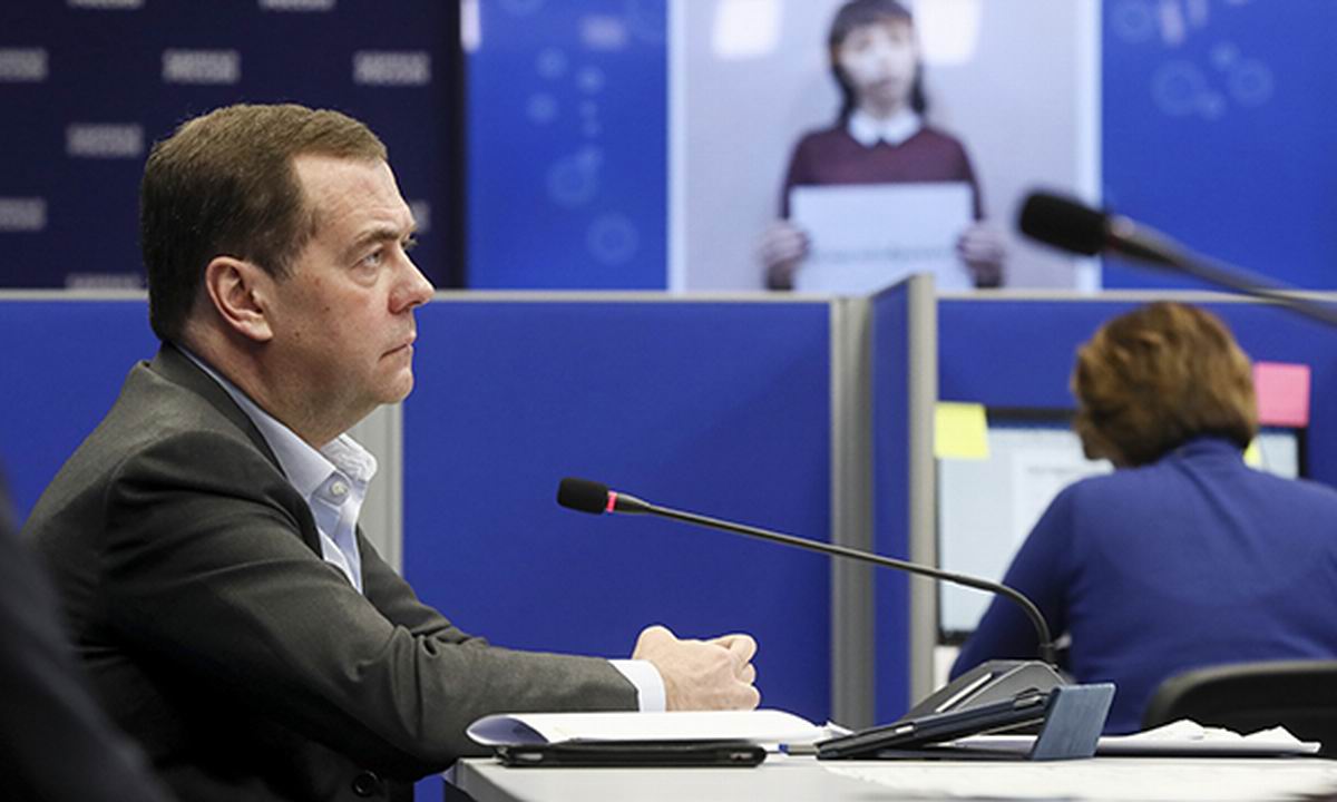 Медведев: За каждым проблемным вопросом стоит конкретный человек.