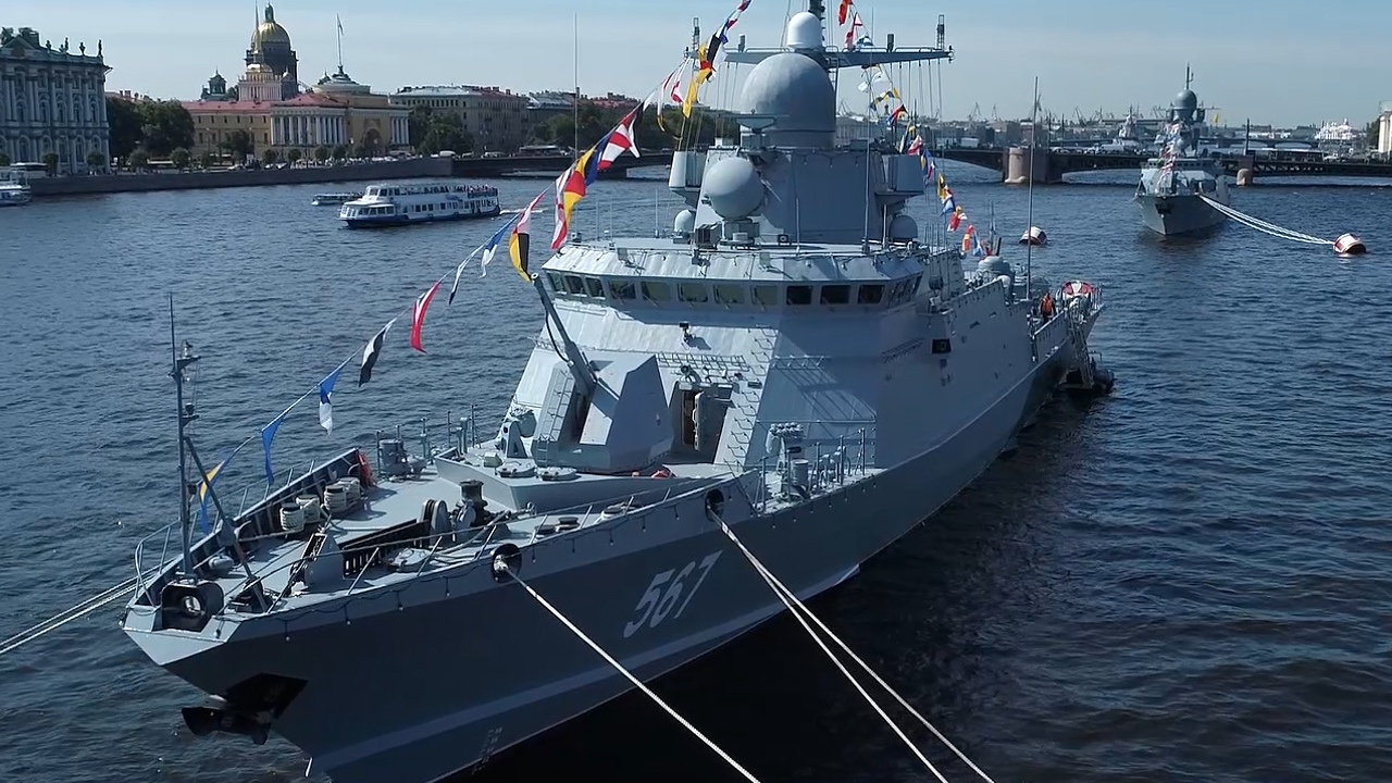 Главный военно-морской парад будут транслировать ведущие телеканалы страны.