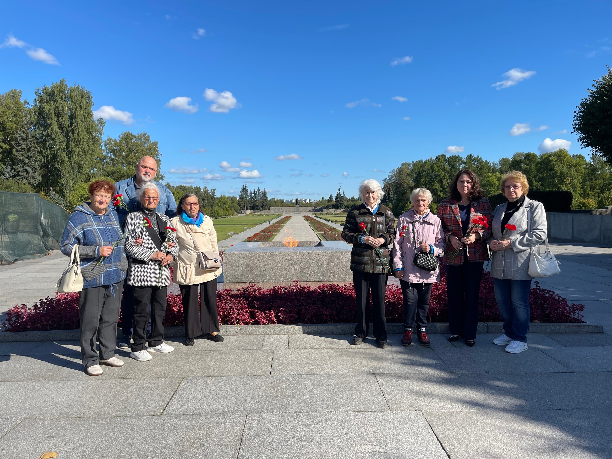 Торжественное возложение цветов на Пискаревском кладбище