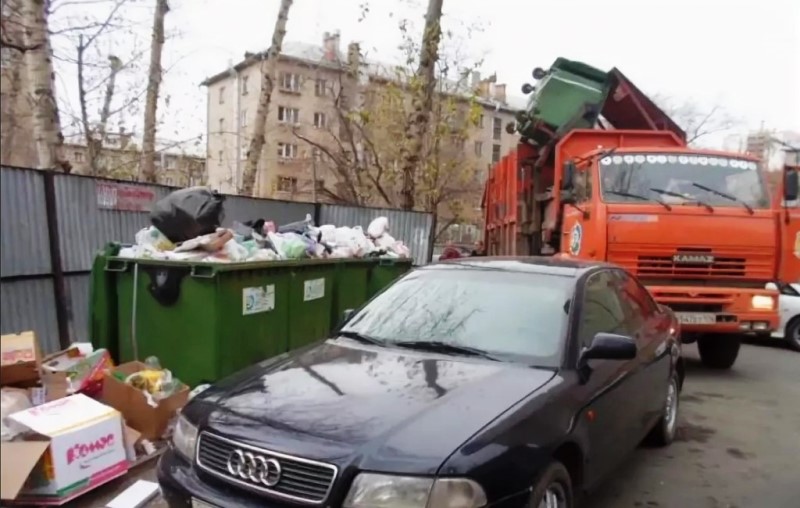В Петербурге ввели штрафы для автовладельцев, машины которых мешают вывозу мусора.