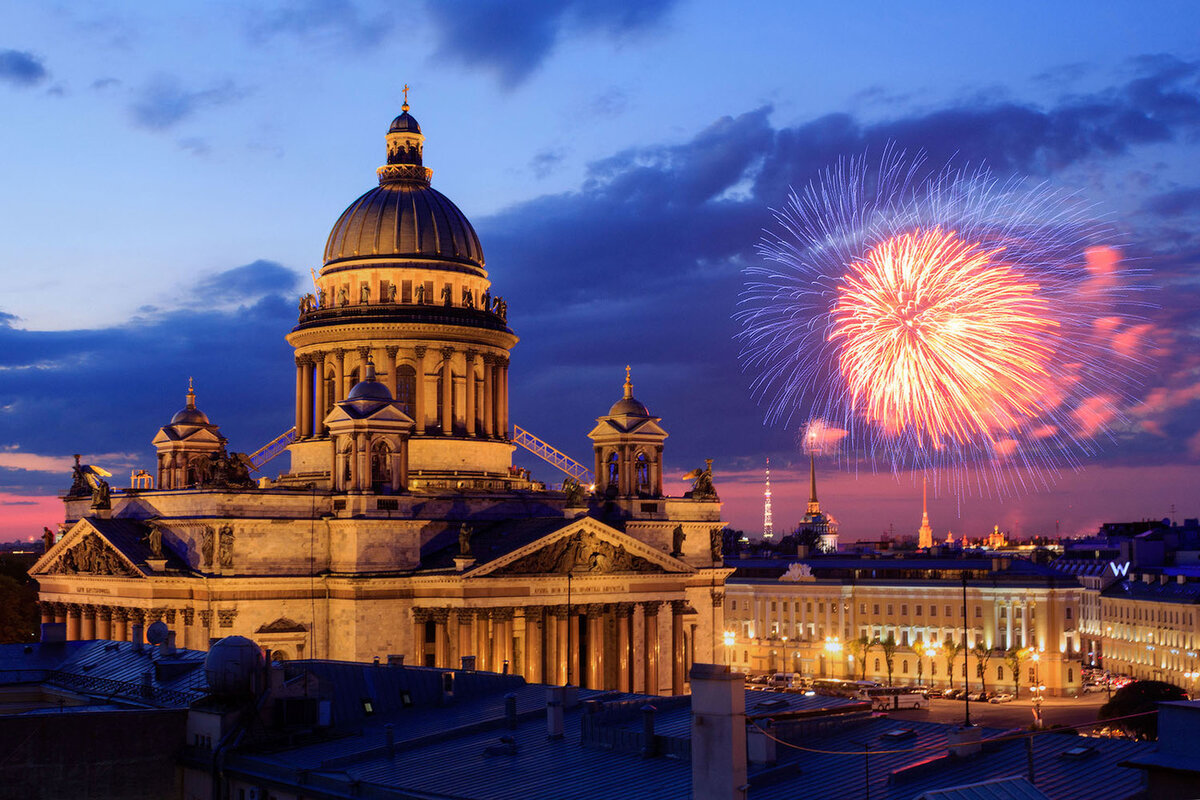В День города в Петербурге праздничный салют дадут без фейерверка.