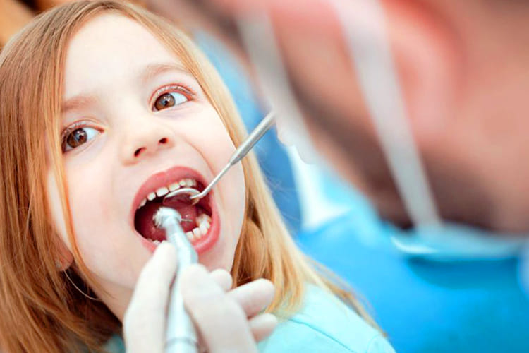Детям, не достигшим возраста 18 лет и нуждающимся в протезировании зубов может быть предоставлено зубное протезирование за счет средств бюджета Санкт-Петербурга.